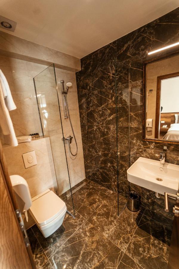 Monarch Boutique Hotel Prizren Exteriör bild