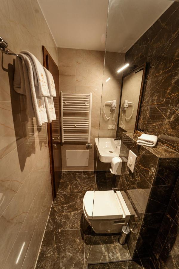 Monarch Boutique Hotel Prizren Exteriör bild